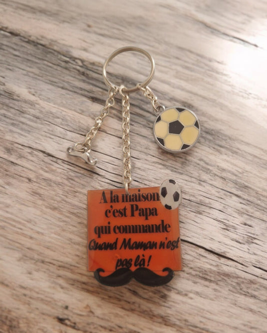 🔑 Porte-clés Papa – "À la maison c’est Papa qui commande… Quand Maman n’est pas là !"